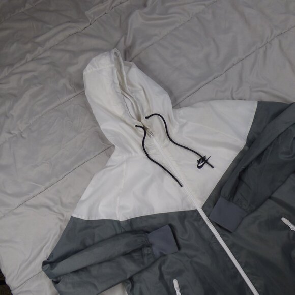 Nike Jacket Womens Small Gray White Full Zip Hooded Jacket Pockets running Runin - Picture 3 of 8